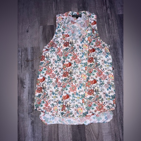 Almost Famous Floral Button-Down Sleeveless Top - Size
Large - Picture 1 of 3